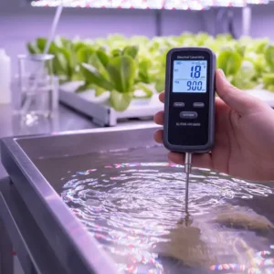 Messung der elektrischen Leitfähigkeit (EC) der Nährlösung im Rahmen des indoor hydroponik system test mit einem Handmessgerät.